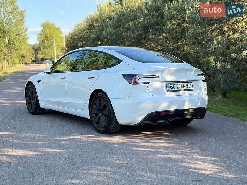 Седан Tesla Model 3 2024 в Львове