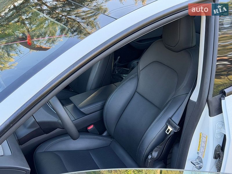Седан Tesla Model 3 2024 в Львове