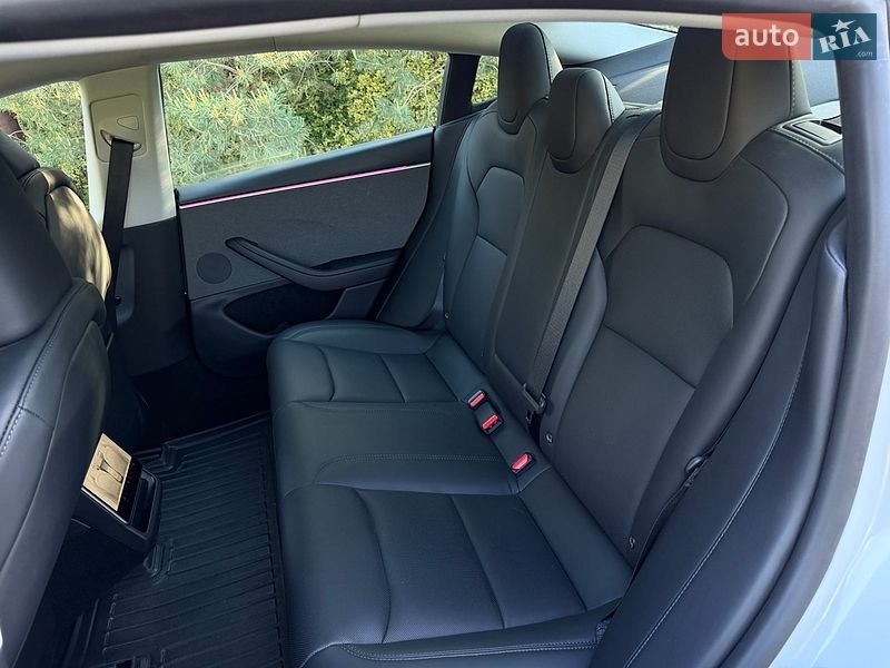 Седан Tesla Model 3 2024 в Львове