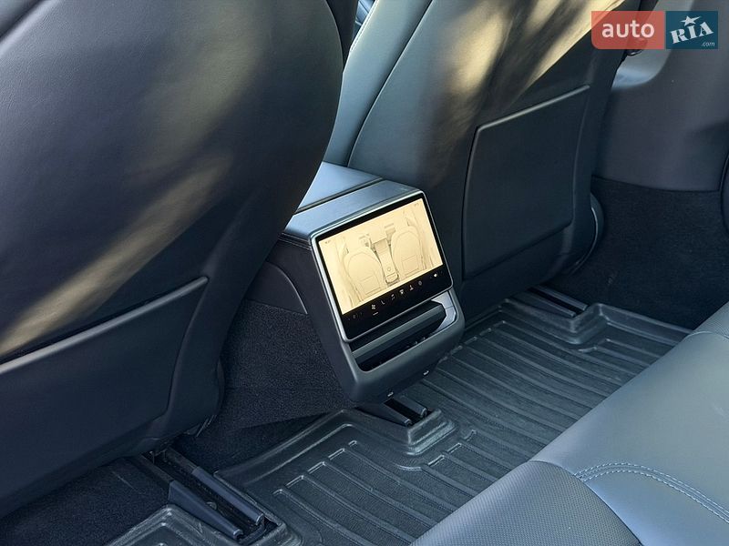 Седан Tesla Model 3 2024 в Львове