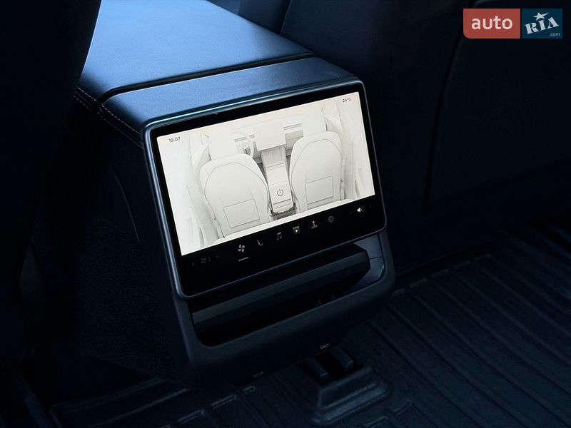 Седан Tesla Model 3 2024 в Львове