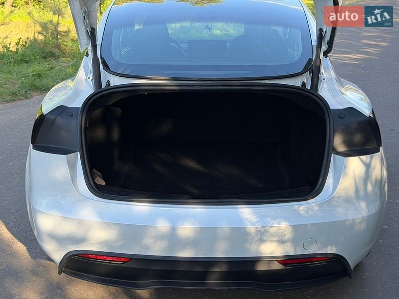 Седан Tesla Model 3 2024 в Львове