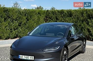 Tesla Model 3  2025