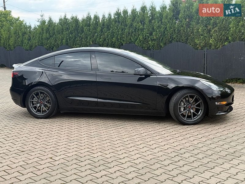 Седан Tesla Model 3 2021 в Стрию