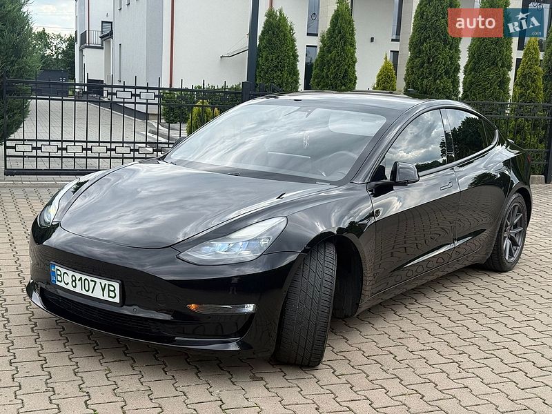 Седан Tesla Model 3 2021 в Стрию