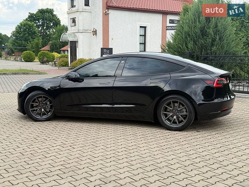 Седан Tesla Model 3 2021 в Стрию