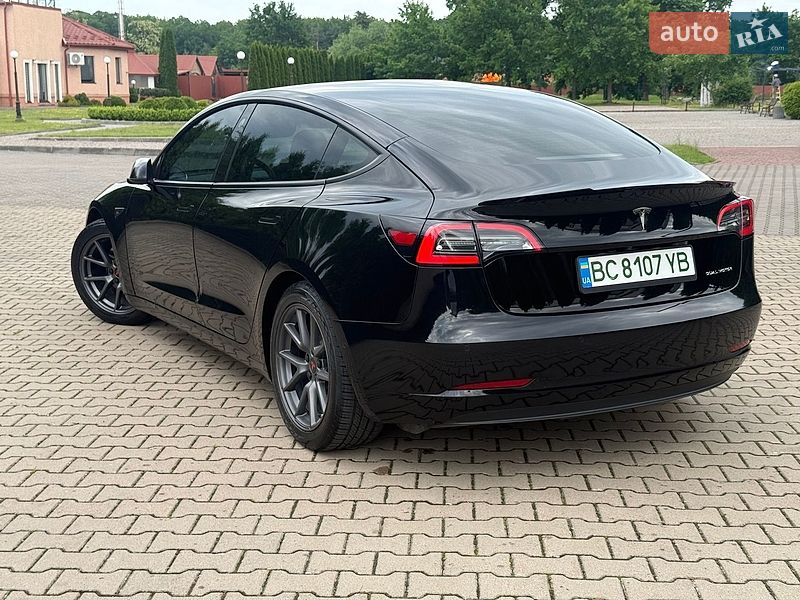 Седан Tesla Model 3 2021 в Стрию