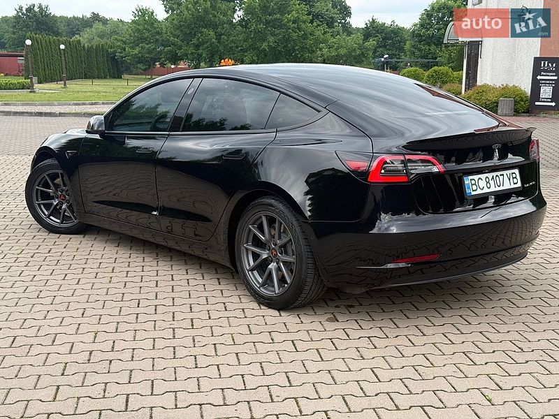 Седан Tesla Model 3 2021 в Стрию