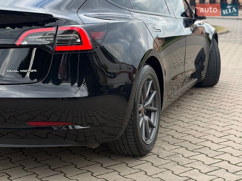 Седан Tesla Model 3 2021 в Стрию