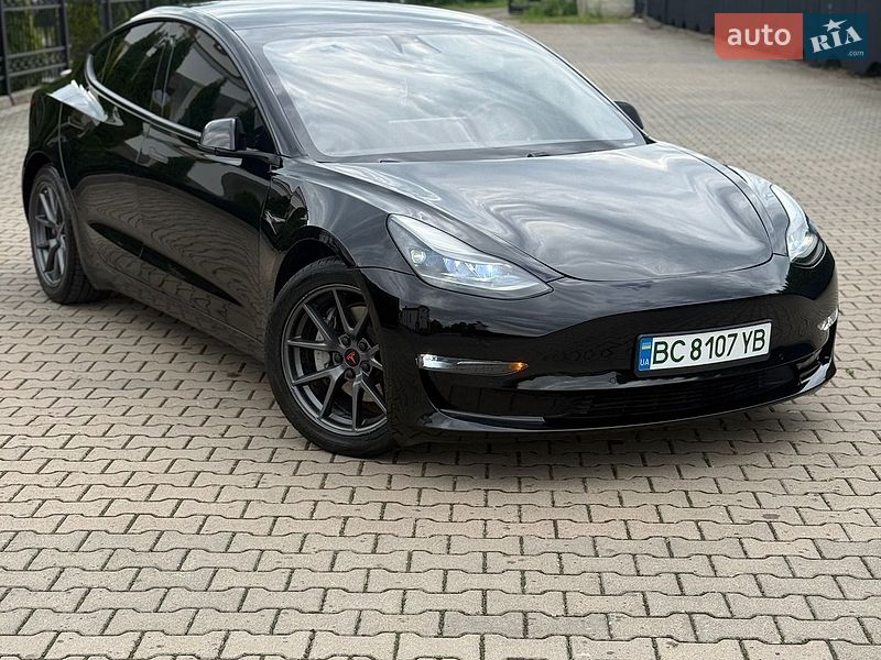 Седан Tesla Model 3 2021 в Стрию