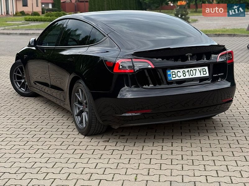 Седан Tesla Model 3 2021 в Стрию