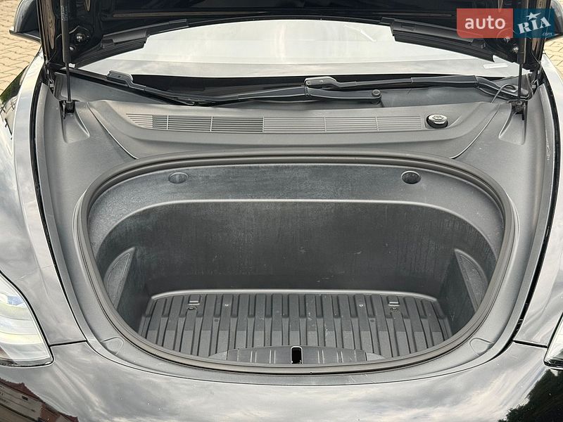 Седан Tesla Model 3 2021 в Стрию