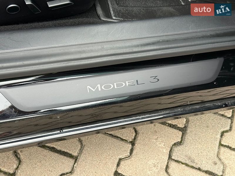 Седан Tesla Model 3 2021 в Стрию