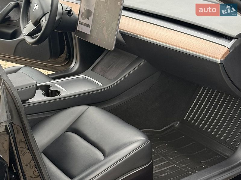 Седан Tesla Model 3 2021 в Стрию