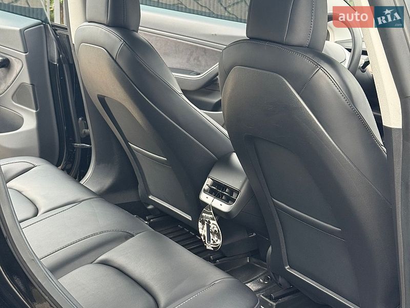 Седан Tesla Model 3 2021 в Стрию