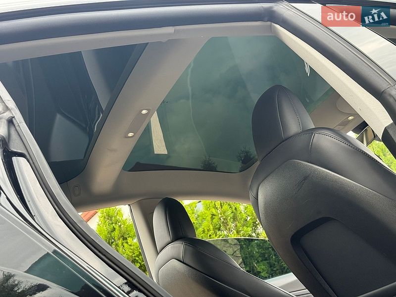 Седан Tesla Model 3 2021 в Стрию