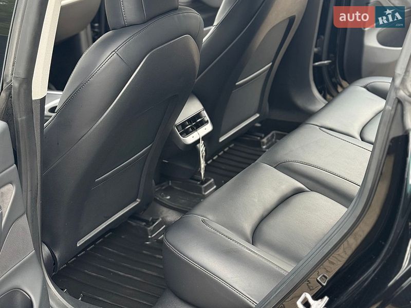 Седан Tesla Model 3 2021 в Стрию