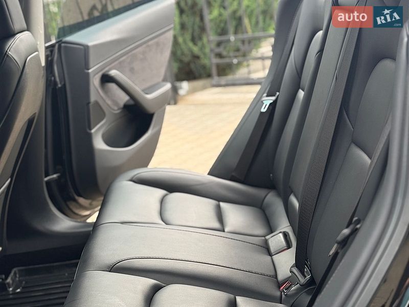 Седан Tesla Model 3 2021 в Стрию