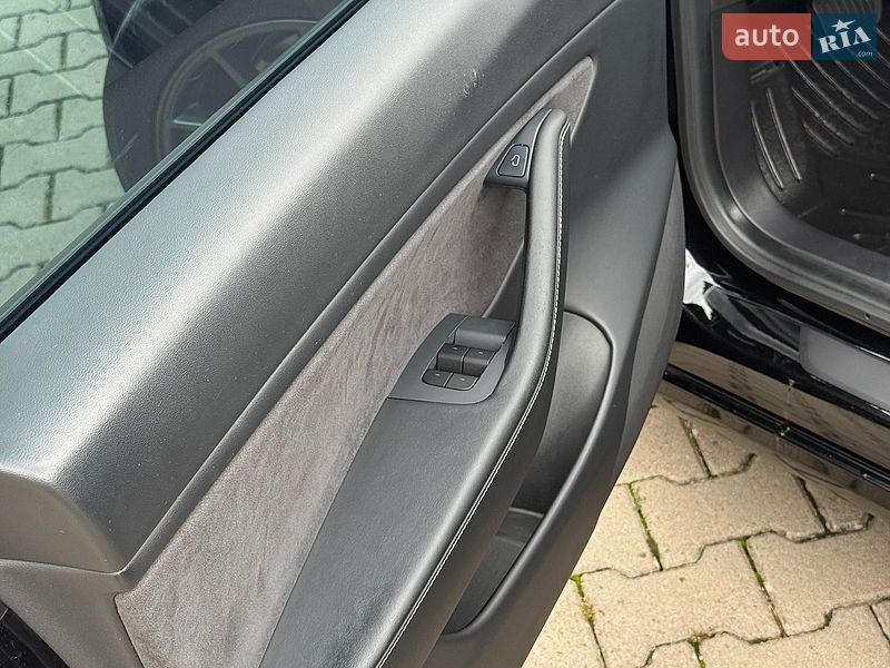 Седан Tesla Model 3 2021 в Стрию