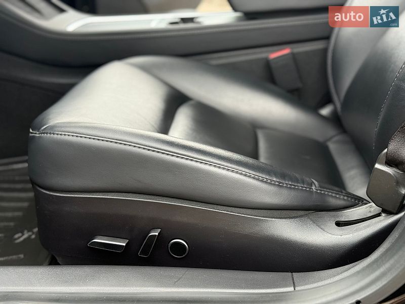 Седан Tesla Model 3 2021 в Стрию