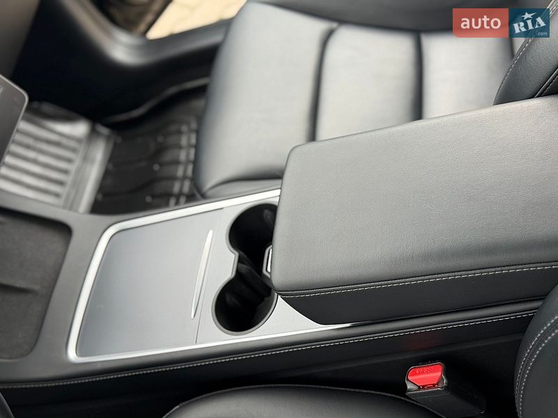 Седан Tesla Model 3 2021 в Стрию