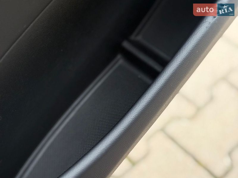 Седан Tesla Model 3 2021 в Стрию