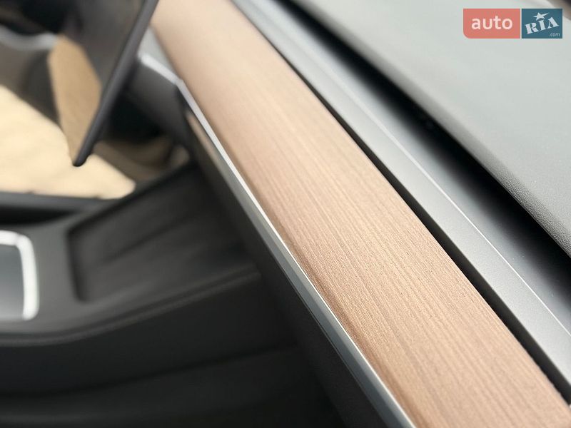 Седан Tesla Model 3 2021 в Стрию