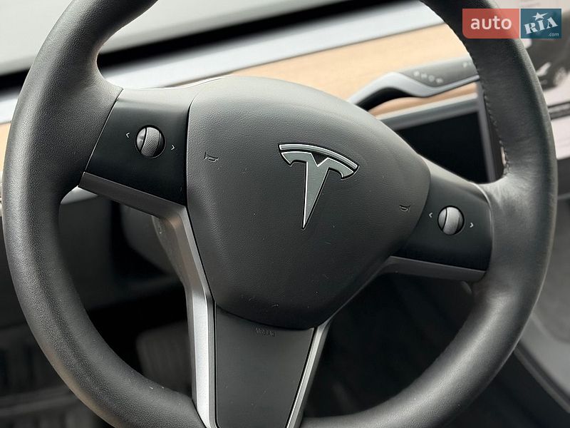 Седан Tesla Model 3 2021 в Стрию