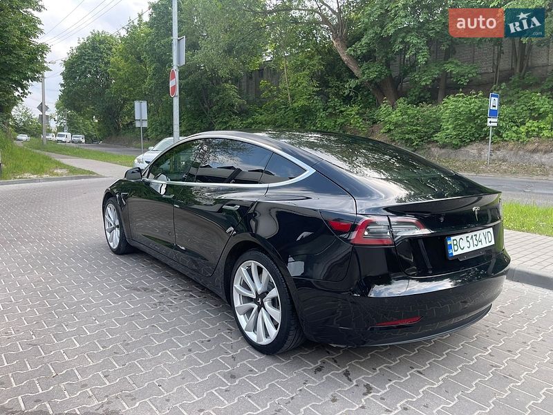 Седан Tesla Model 3 2018 в Львове