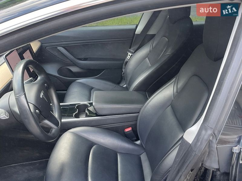 Седан Tesla Model 3 2018 в Львове