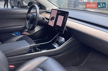 Седан Tesla Model 3 2018 в Львове