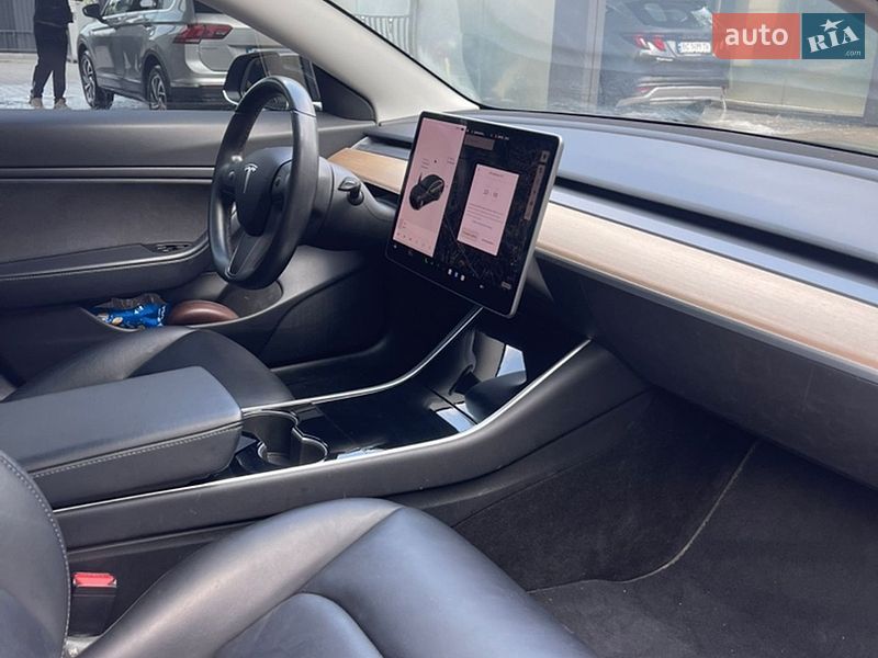 Седан Tesla Model 3 2018 в Львове