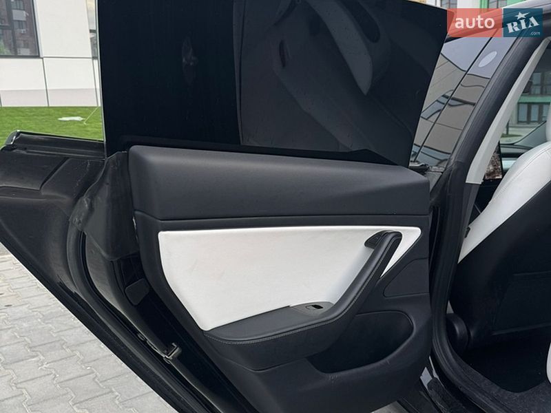 Седан Tesla Model 3 2018 в Рівному