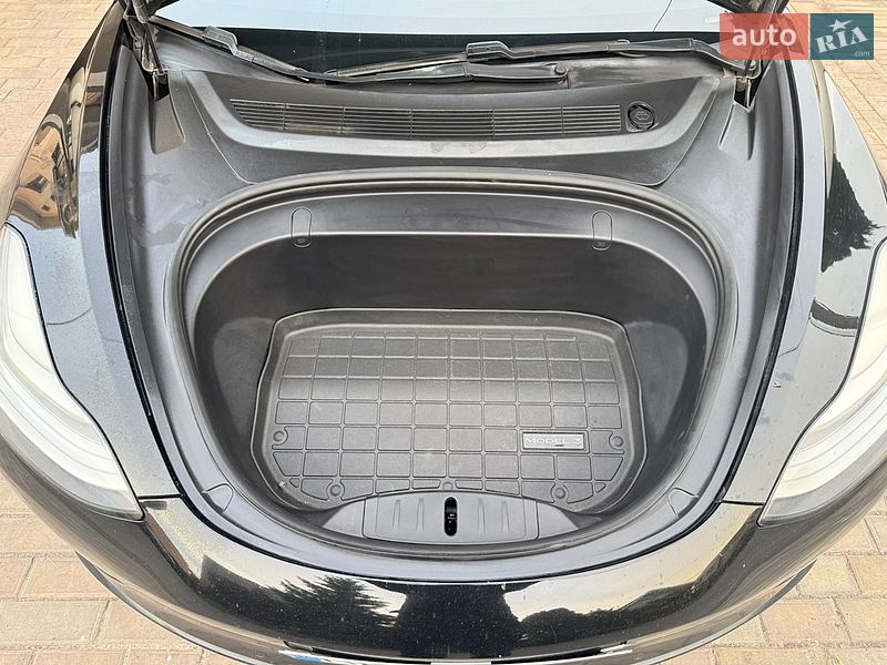 Седан Tesla Model 3 2018 в Рівному