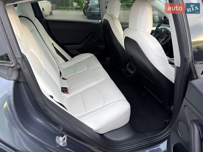 Седан Tesla Model 3 2022 в Золочеві