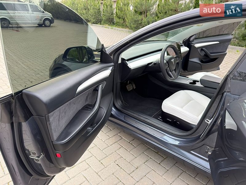 Седан Tesla Model 3 2022 в Золочеві