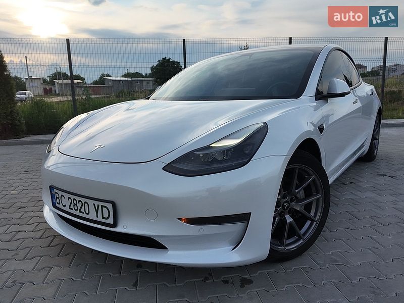 Седан Tesla Model 3 2020 в Львові
