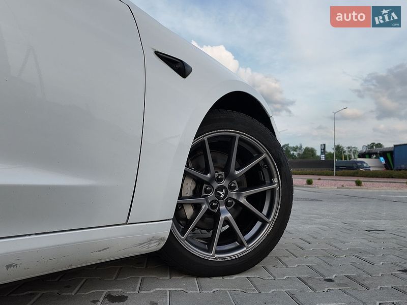 Седан Tesla Model 3 2020 в Львові