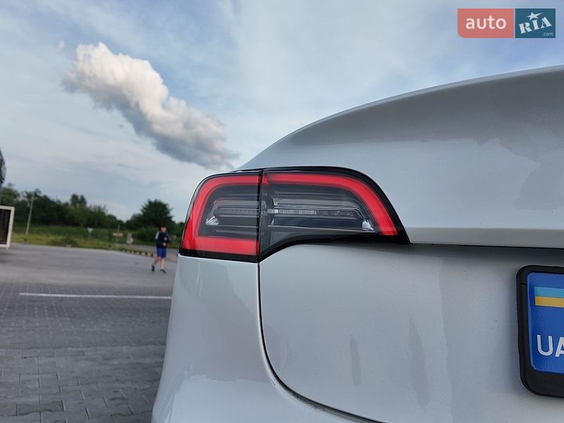 Седан Tesla Model 3 2020 в Львові