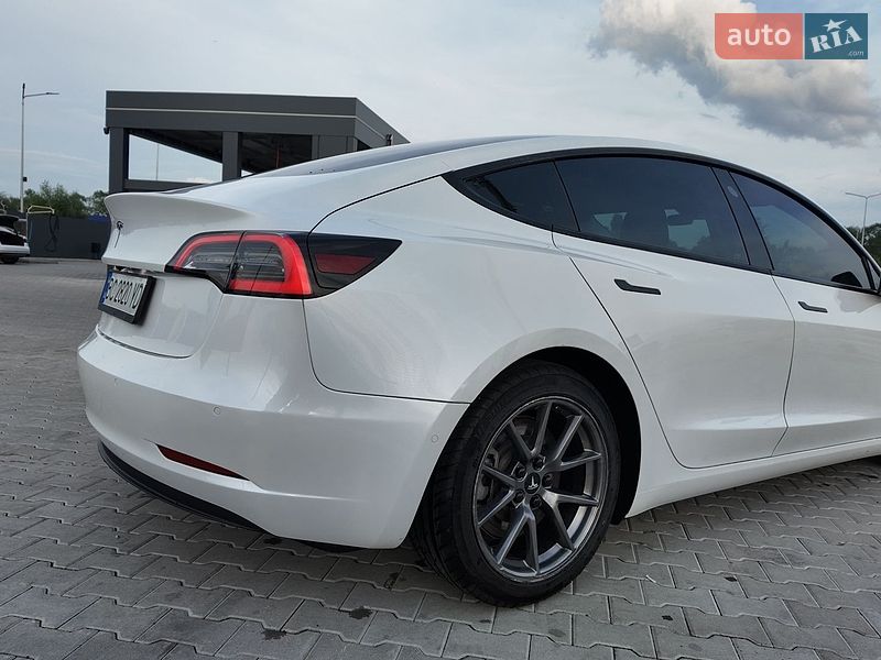 Седан Tesla Model 3 2020 в Львові