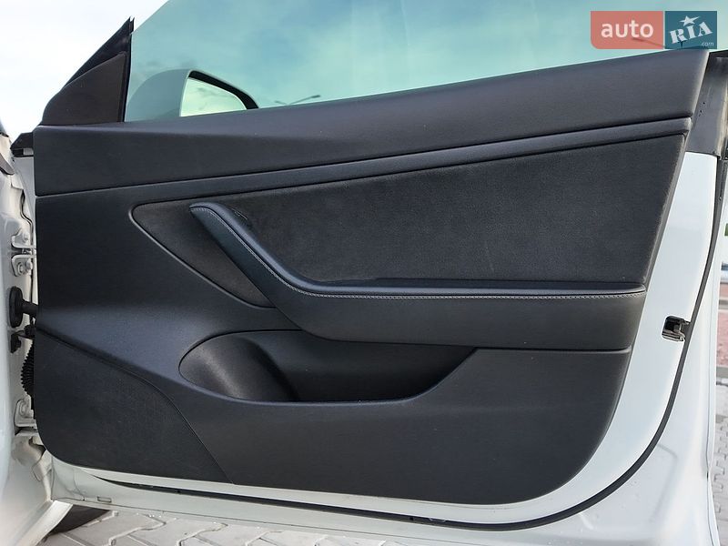 Седан Tesla Model 3 2020 в Львові