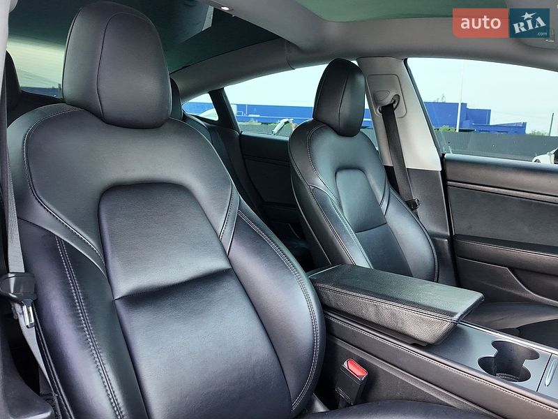 Седан Tesla Model 3 2020 в Львові