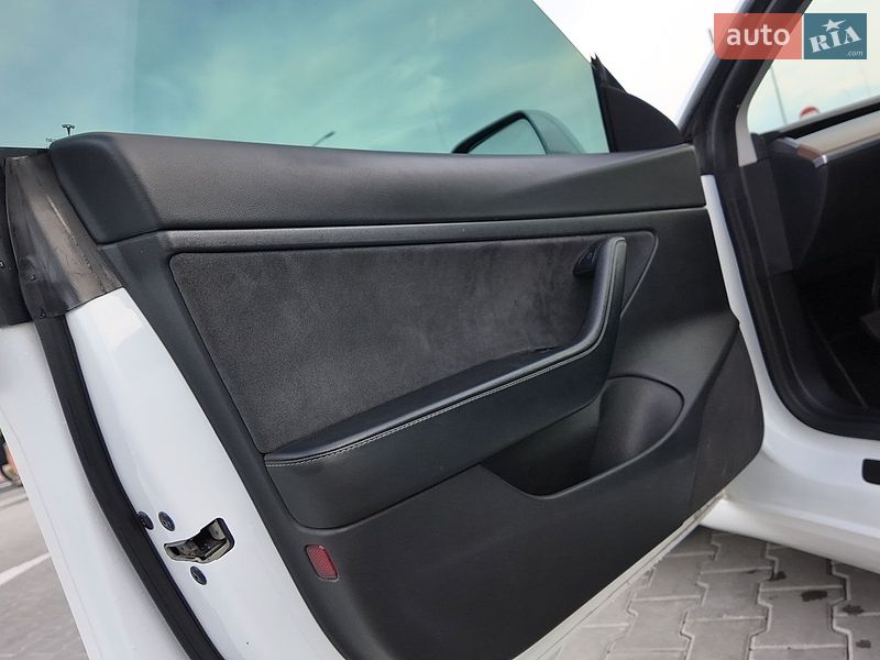 Седан Tesla Model 3 2020 в Львові