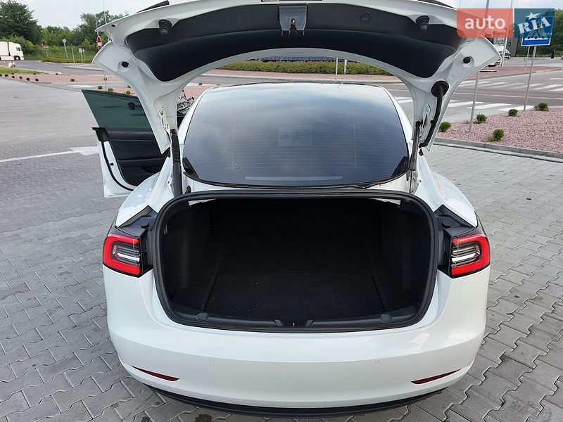 Седан Tesla Model 3 2020 в Львові
