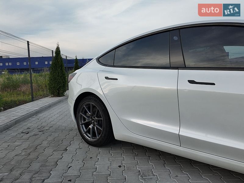 Седан Tesla Model 3 2020 в Львові