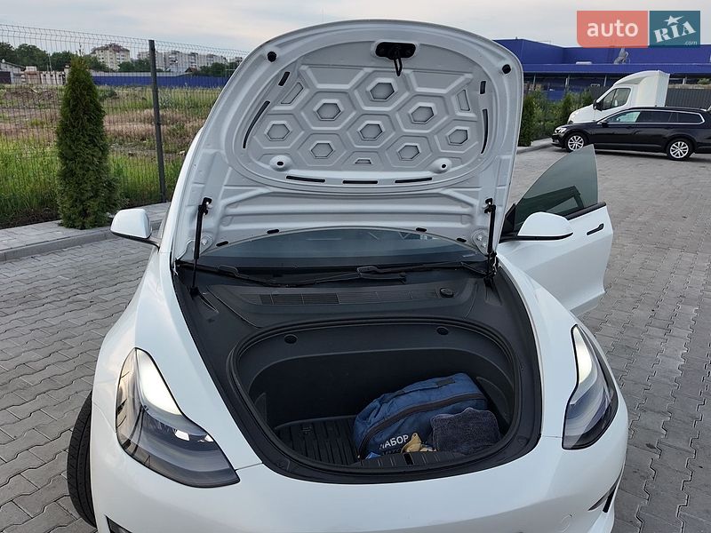 Седан Tesla Model 3 2020 в Львові