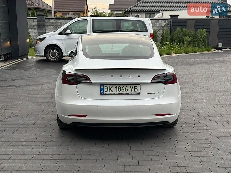 Седан Tesla Model 3 2021 в Дубні