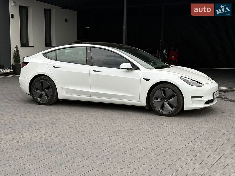 Седан Tesla Model 3 2021 в Дубні