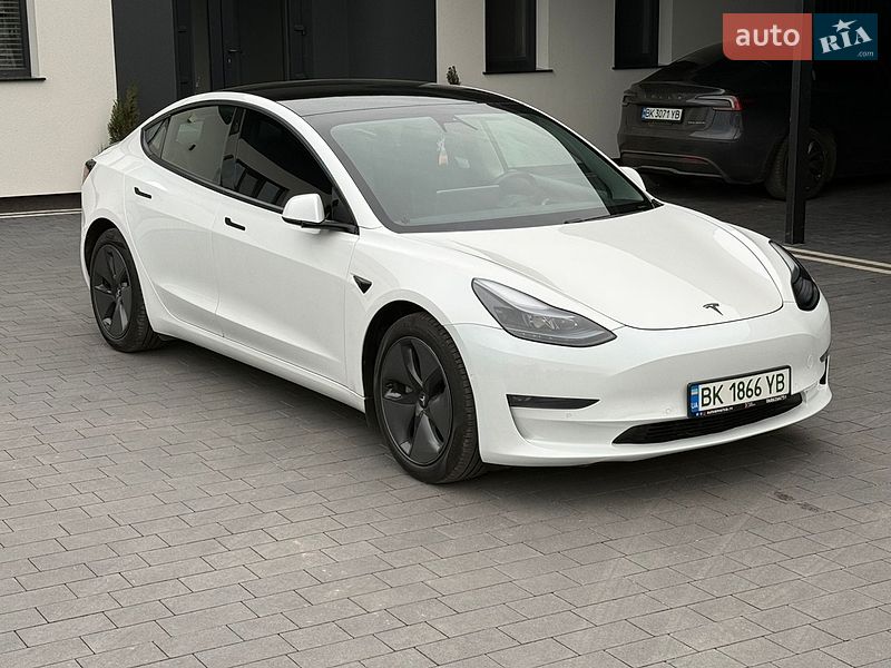 Седан Tesla Model 3 2021 в Дубні