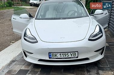Седан Tesla Model 3 2020 в Ровно